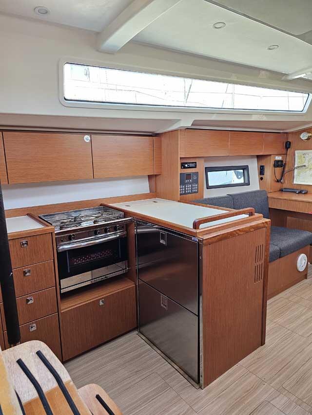 Sailing yacht 