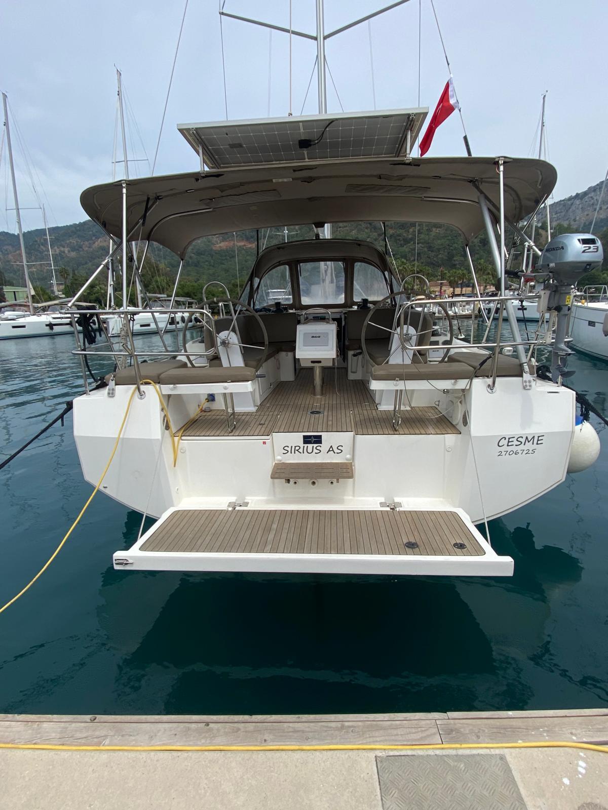 Sailing yacht 