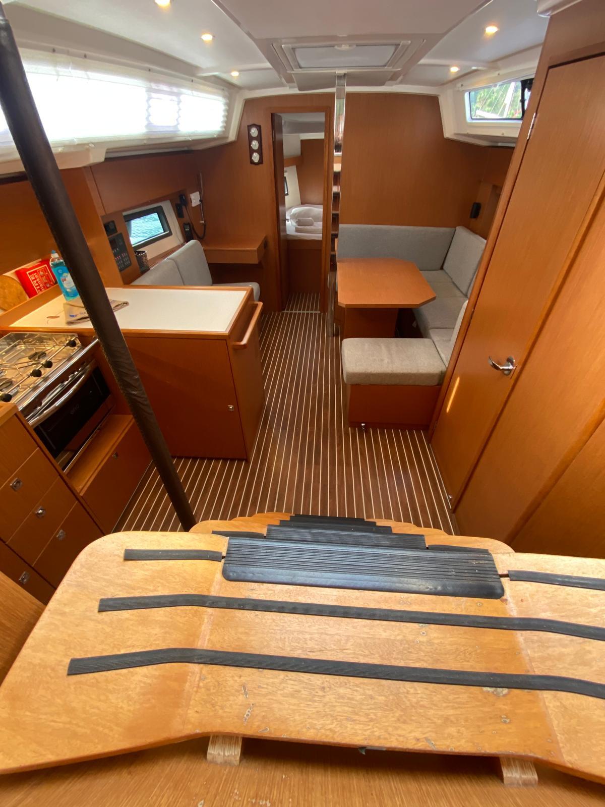 Sailing yacht 