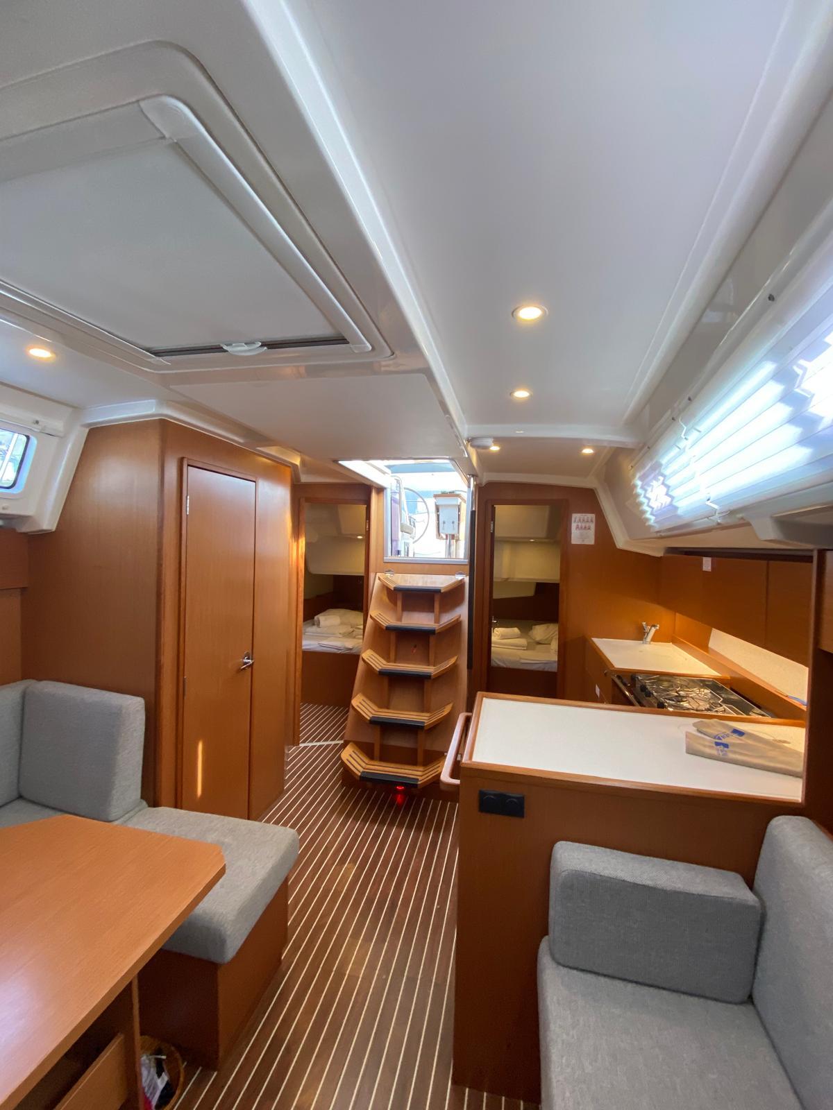 Sailing yacht 
