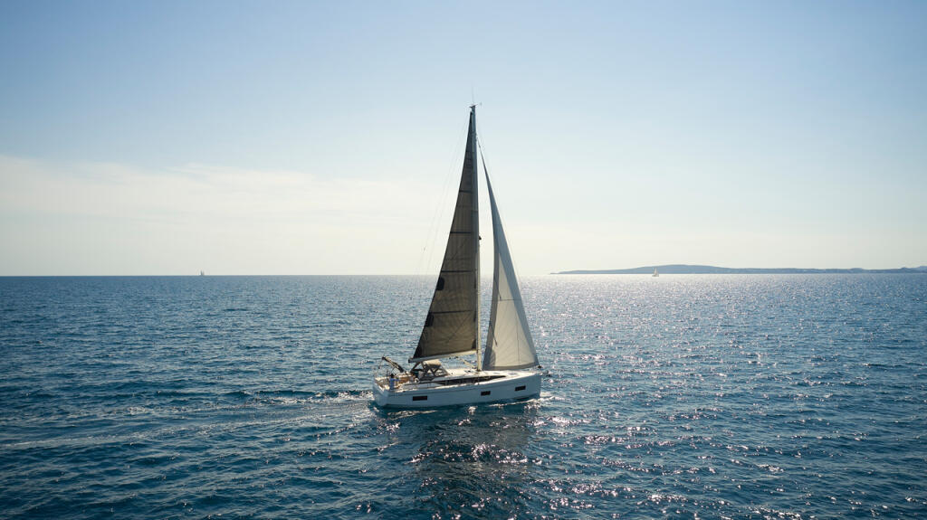 Sailing yacht 