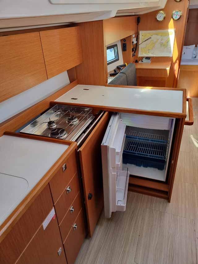 Sailing yacht 