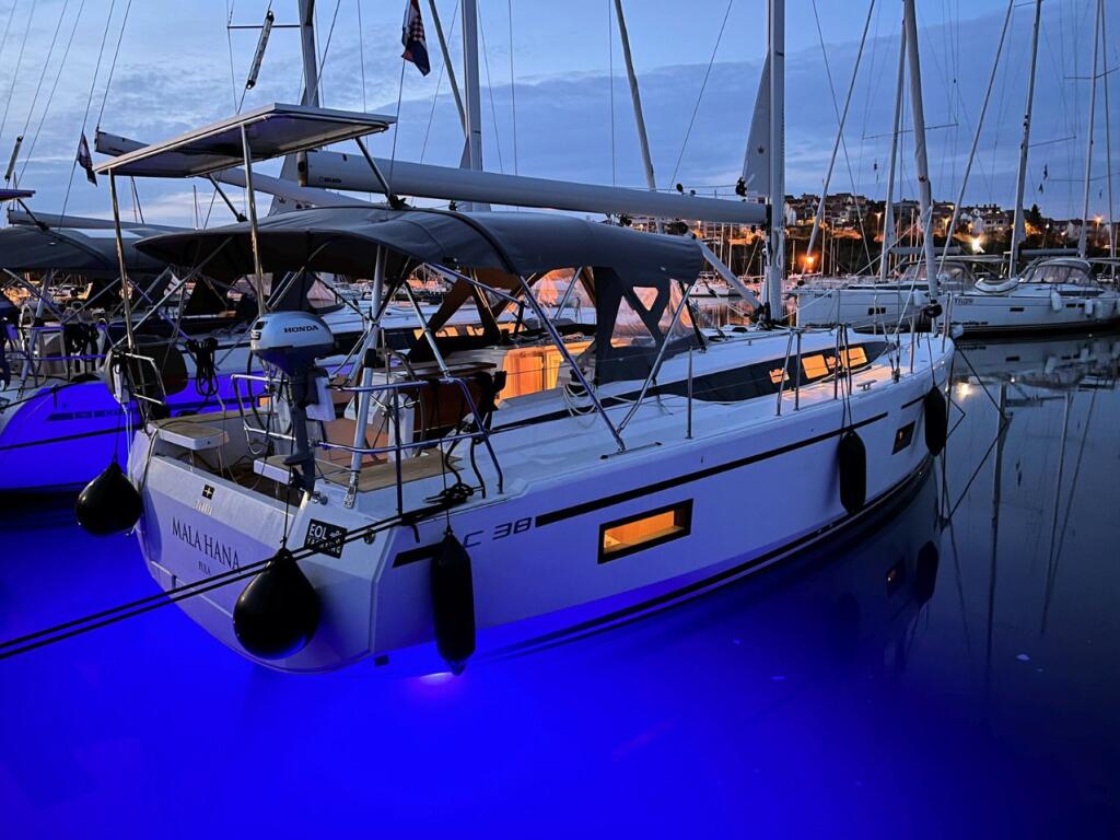 Sailing yacht 