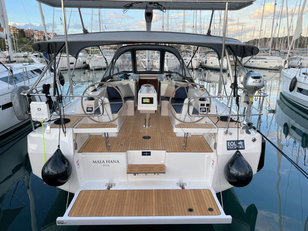 Sailing yacht 