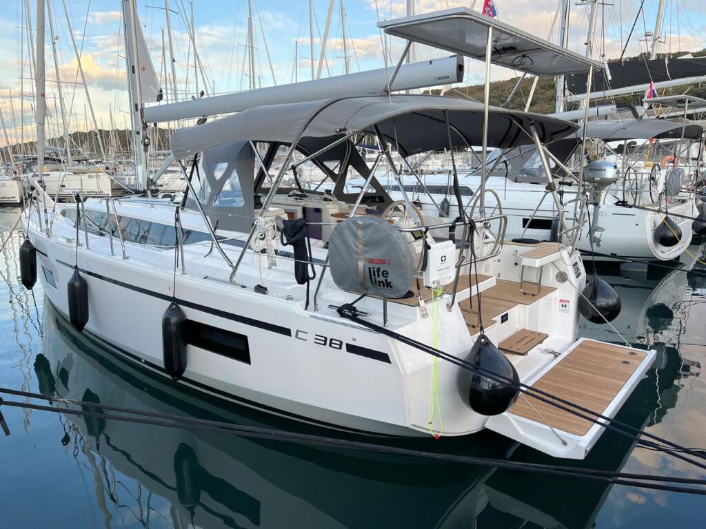 Sailing yacht 