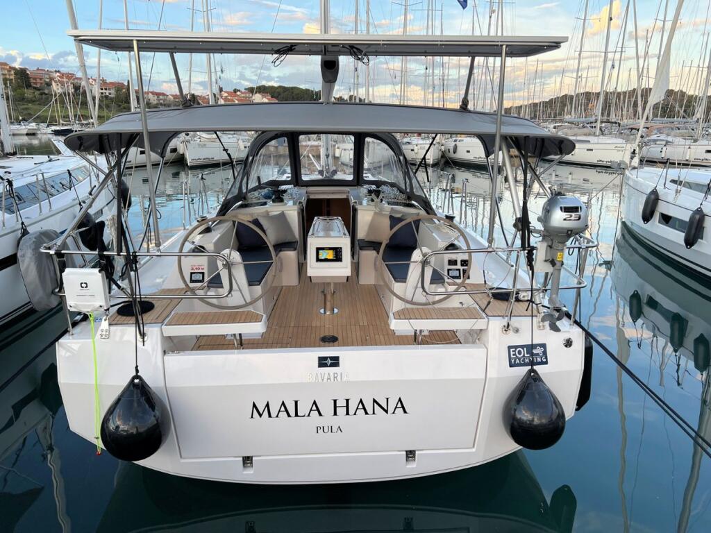 Sailing yacht 