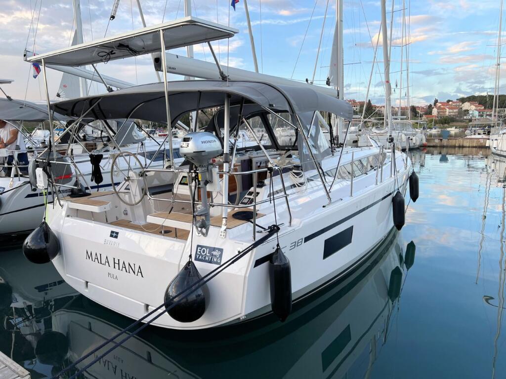 Sailing yacht 