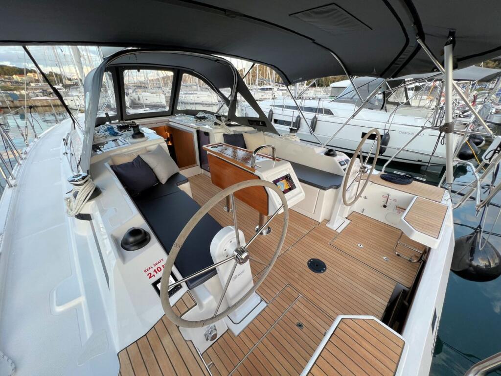 Sailing yacht 