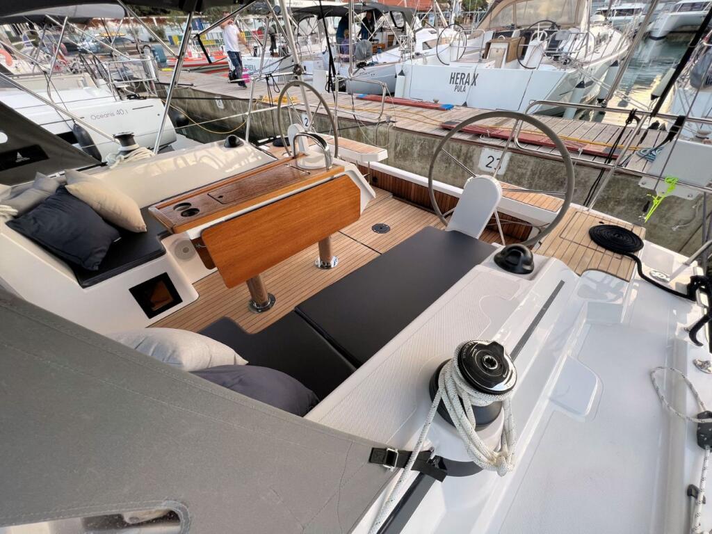 Sailing yacht 