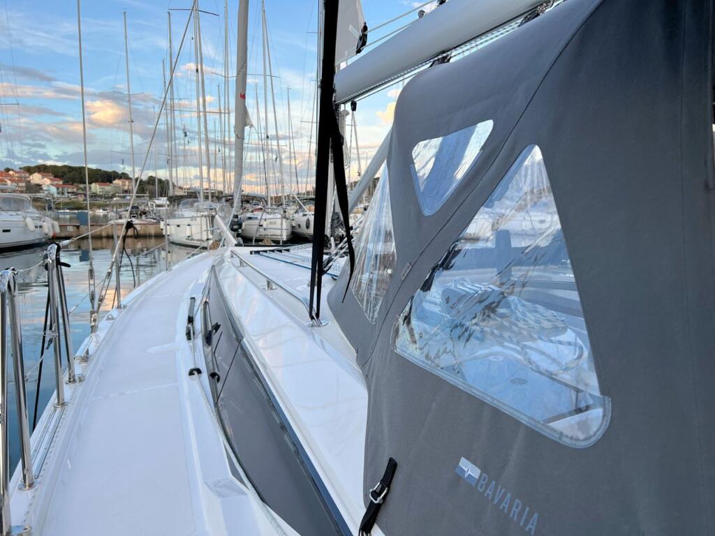 Sailing yacht 
