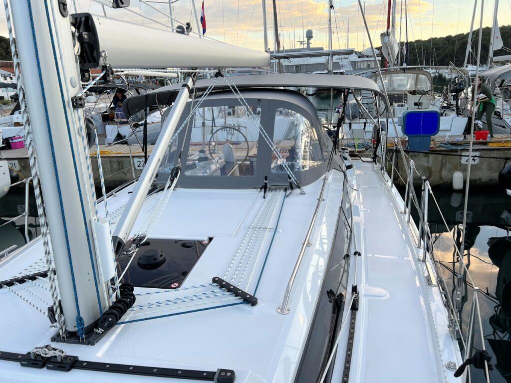 Sailing yacht 