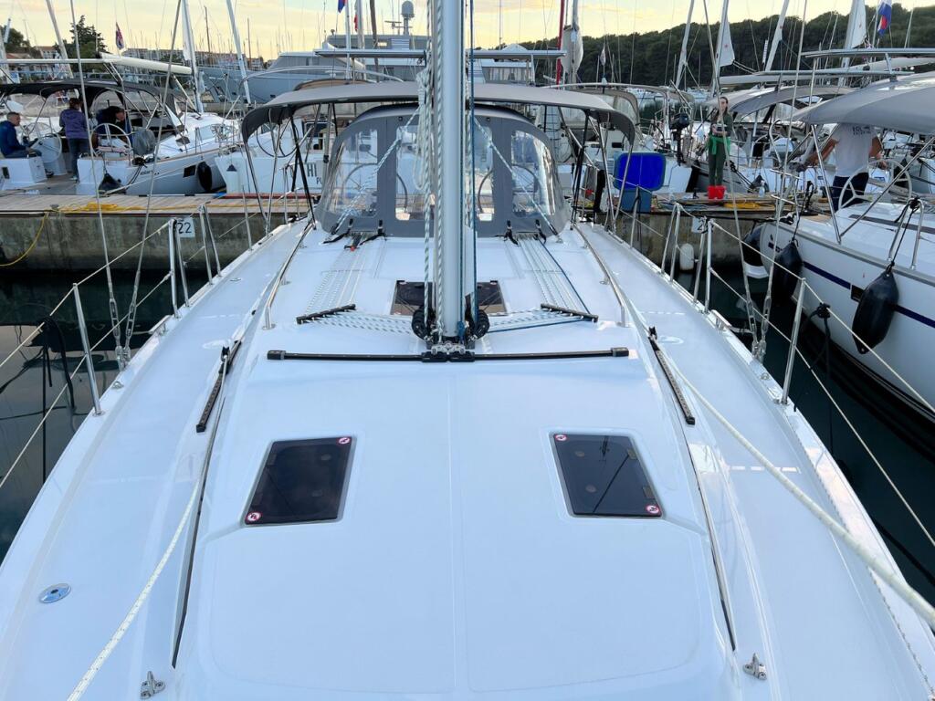 Sailing yacht 