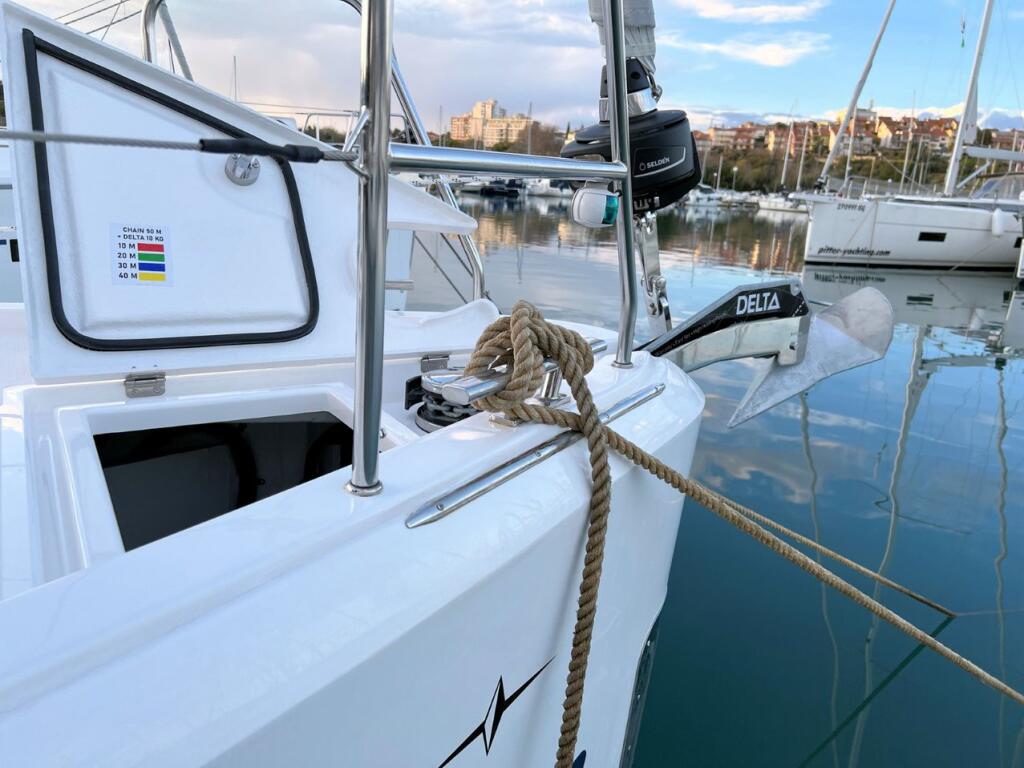 Sailing yacht 