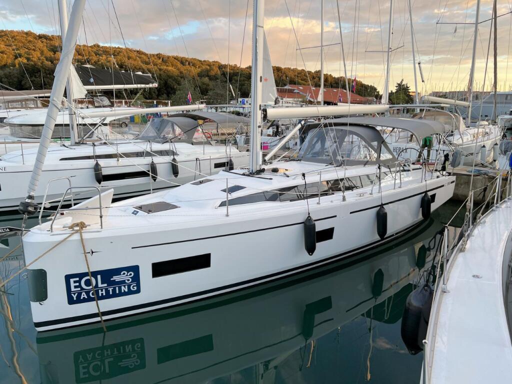 Sailing yacht 