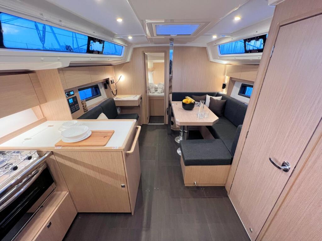 Sailing yacht 