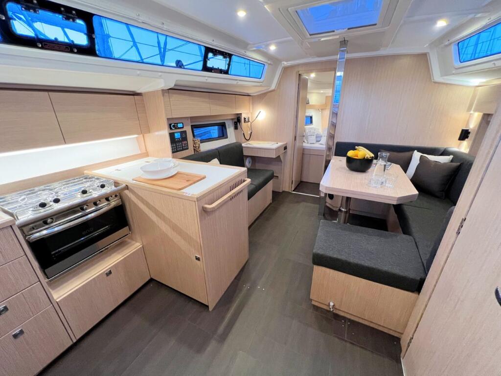 Sailing yacht 