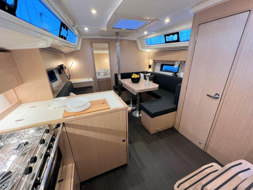 Sailing yacht 