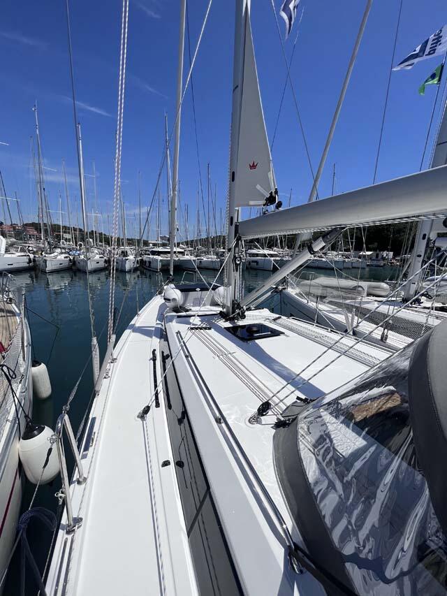 Sailing yacht 