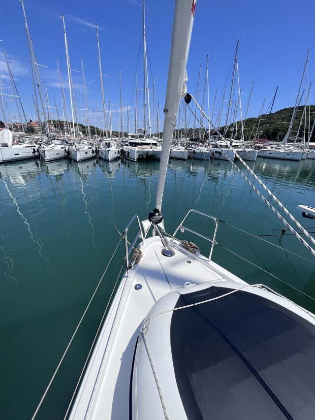 Sailing yacht 
