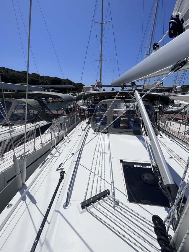 Sailing yacht 