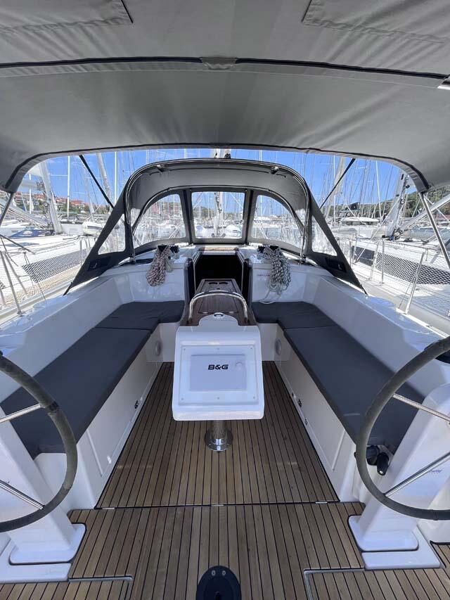 Sailing yacht 