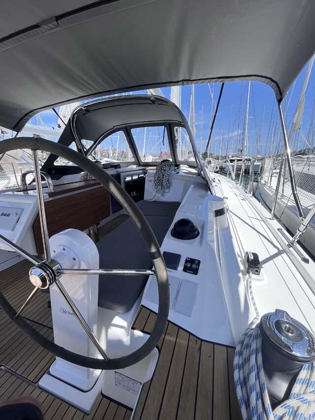Sailing yacht 