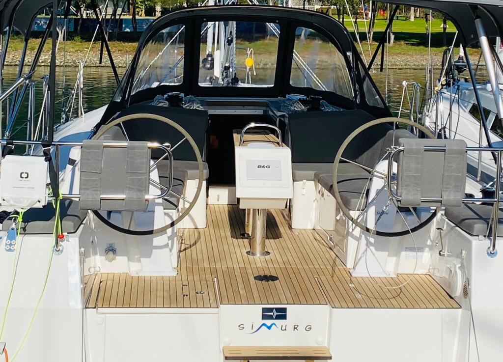 Sailing yacht 