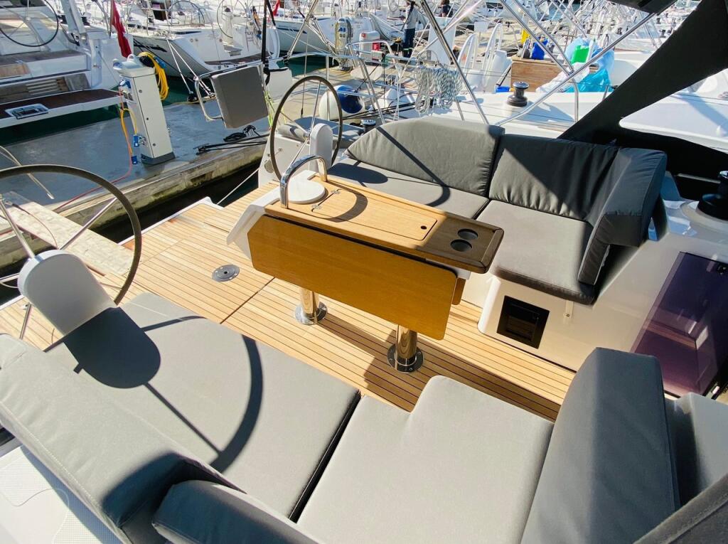 Sailing yacht 