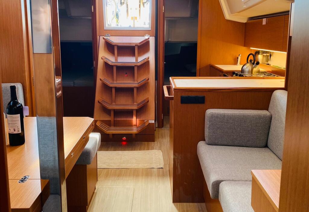 Sailing yacht 