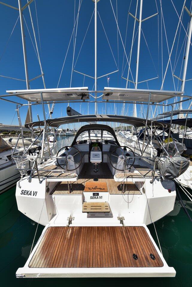 Sailing yacht 