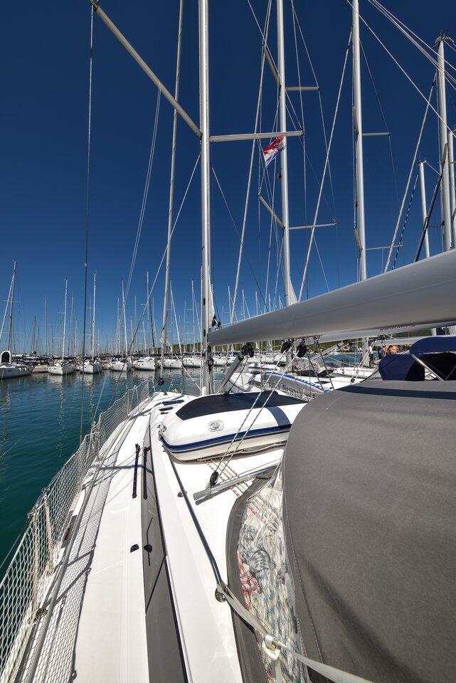 Sailing yacht 