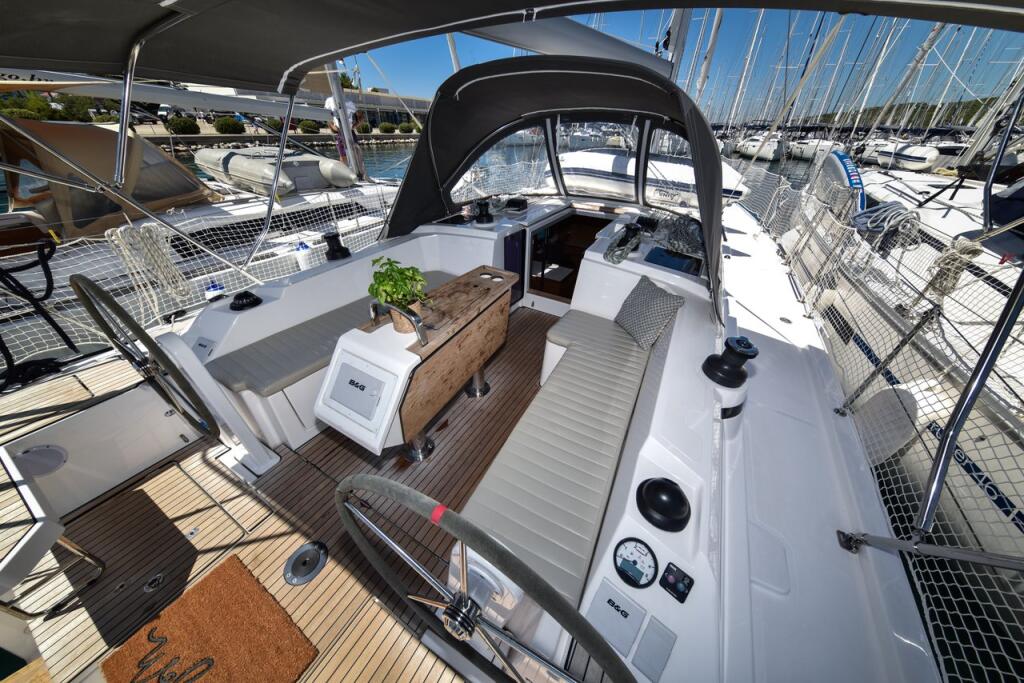 Sailing yacht 