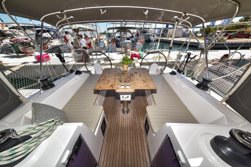 Sailing yacht 