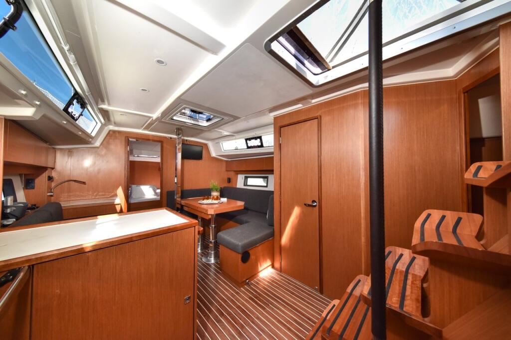Sailing yacht 