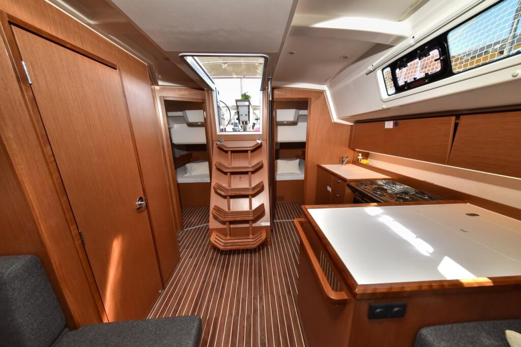 Sailing yacht 