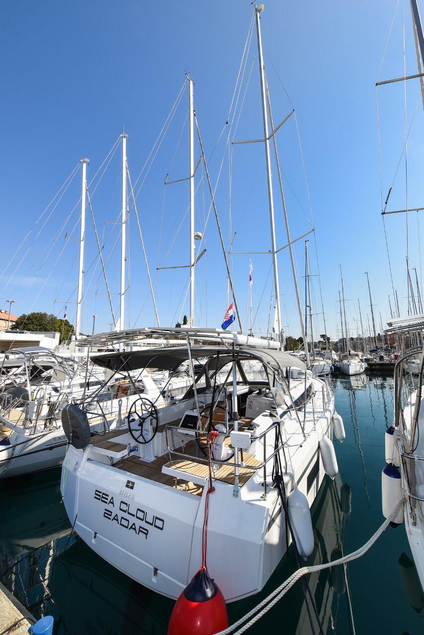 Sailing yacht 