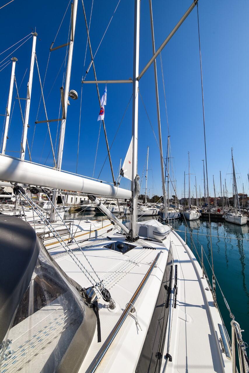 Sailing yacht 
