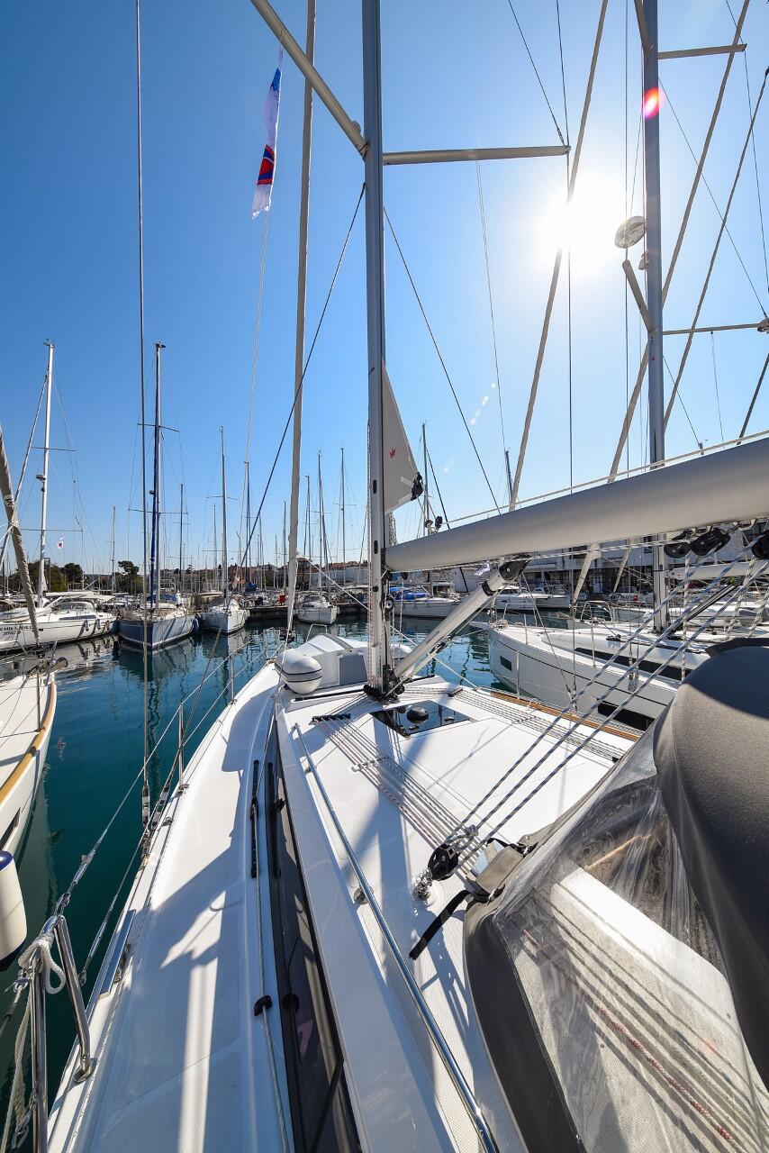 Sailing yacht 
