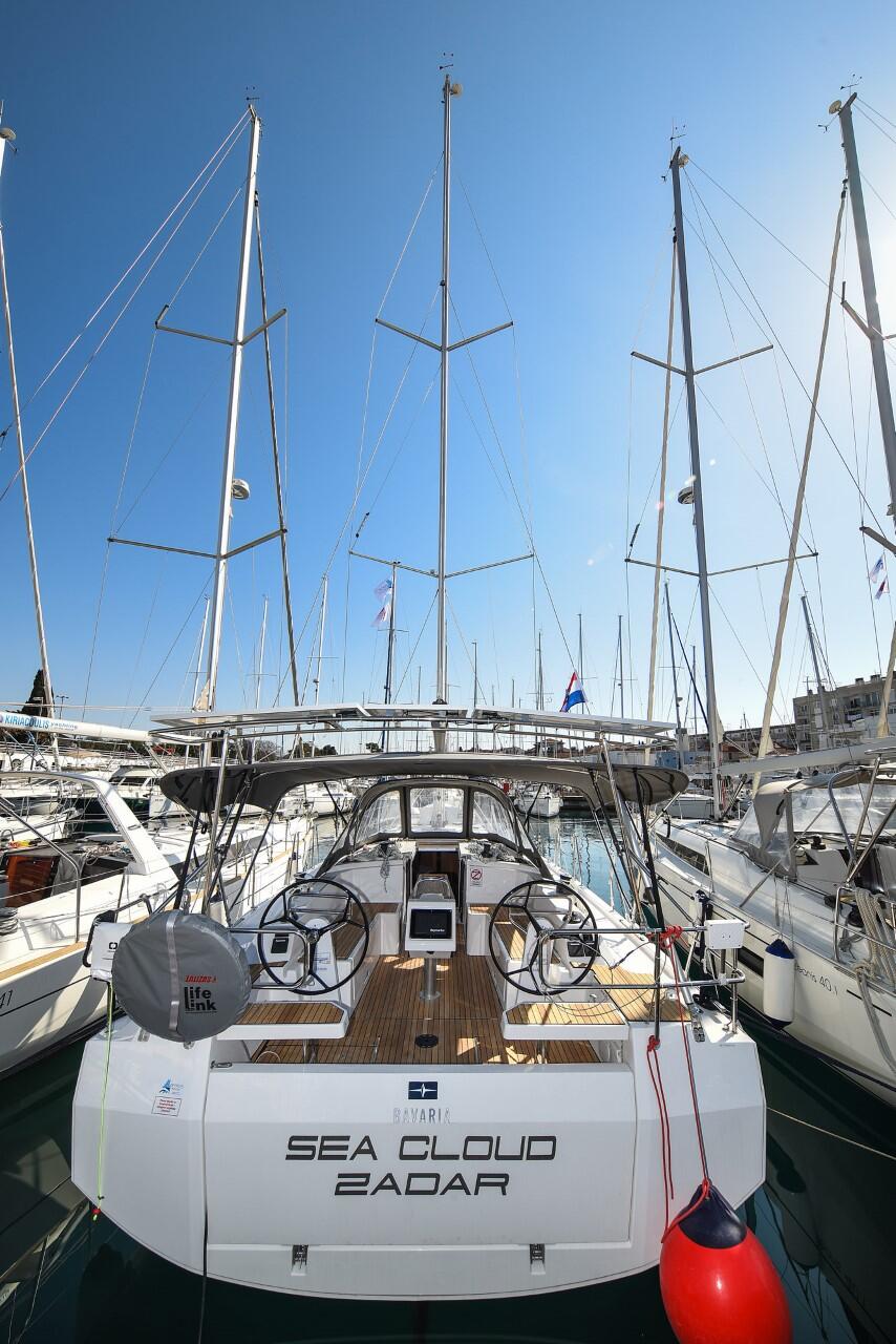 Sailing yacht 