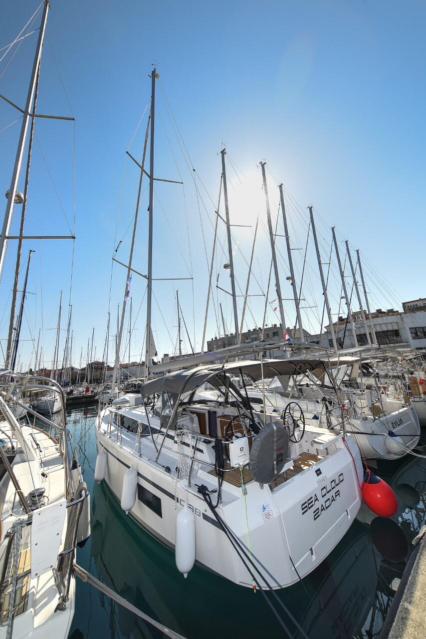 Sailing yacht 