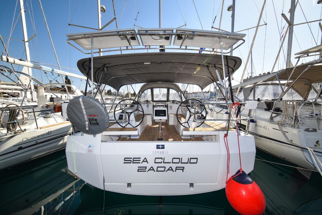 Sailing yacht 