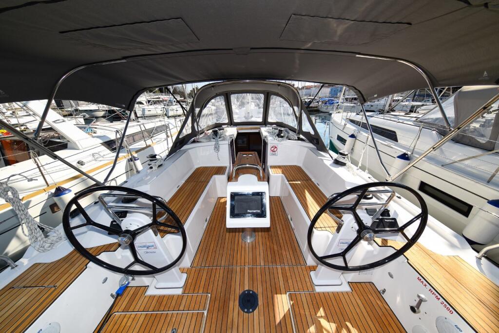 Sailing yacht 