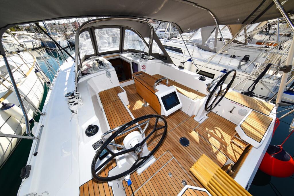 Sailing yacht 