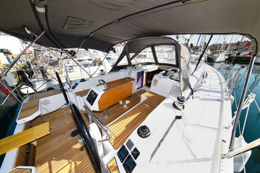 Sailing yacht 