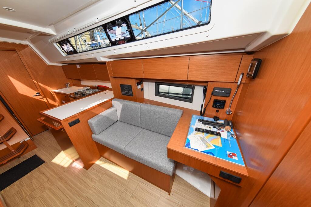 Sailing yacht 