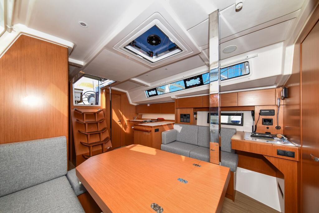 Sailing yacht 