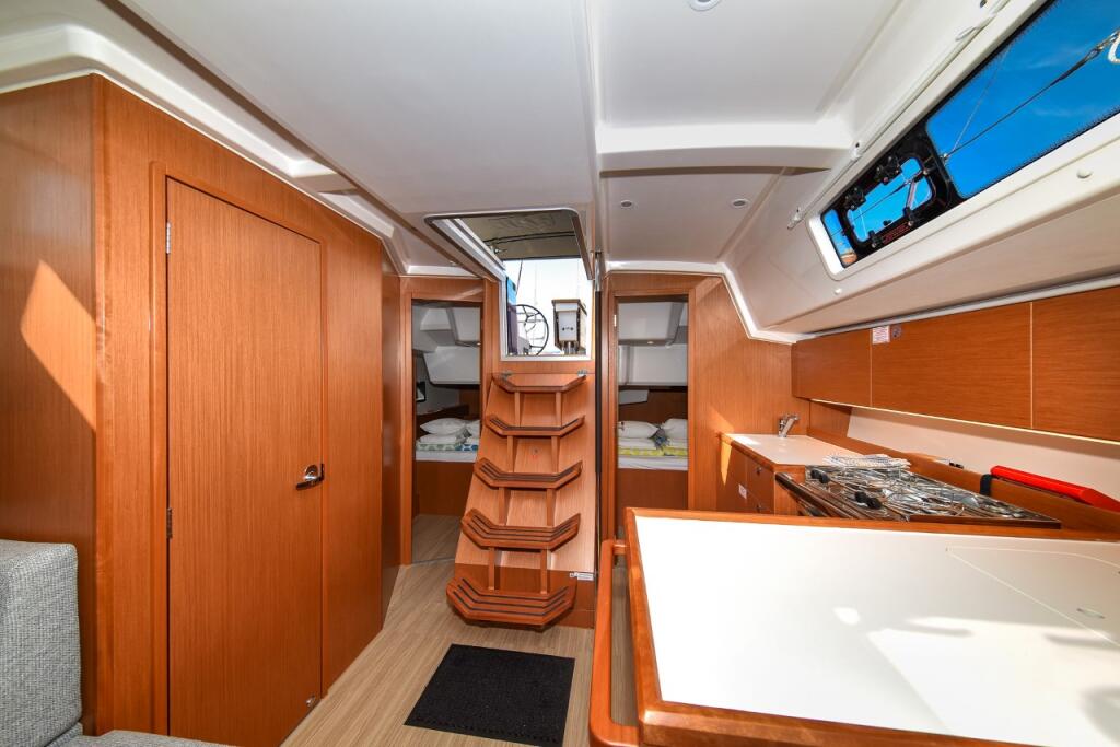 Sailing yacht 
