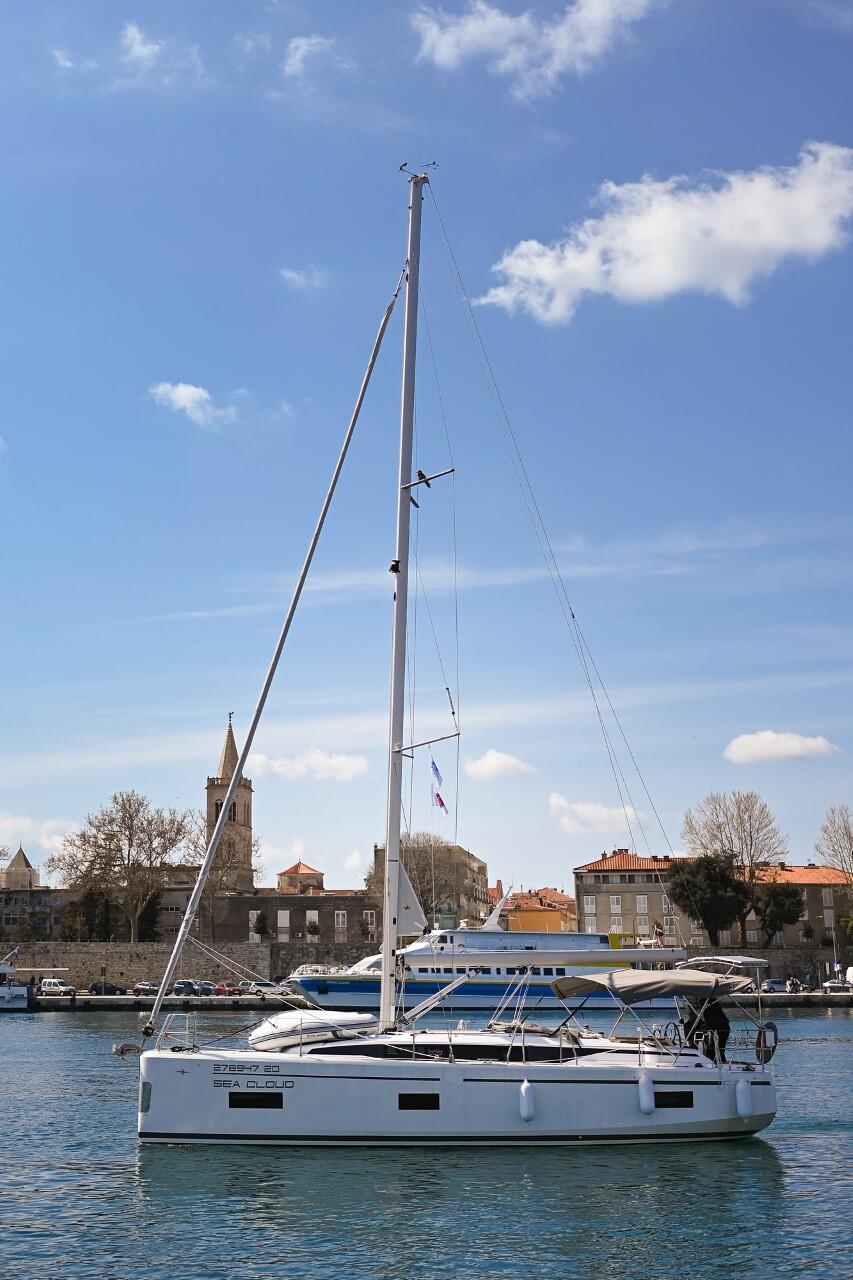 Sailing yacht 
