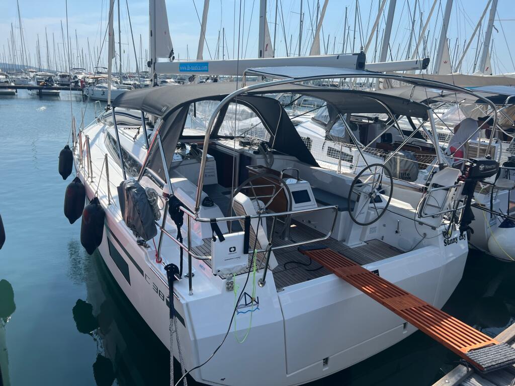 Sailing yacht 