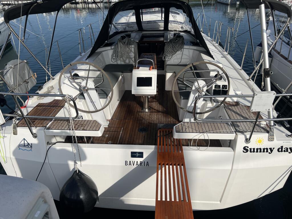 Sailing yacht 